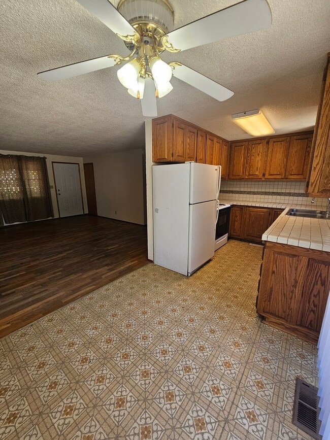 Building Photo - Home in Ideal Location with Large Backyard!
