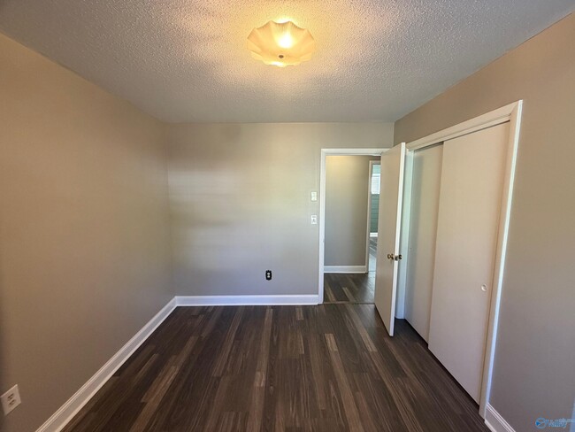 Building Photo - 1518 15th Ave SW