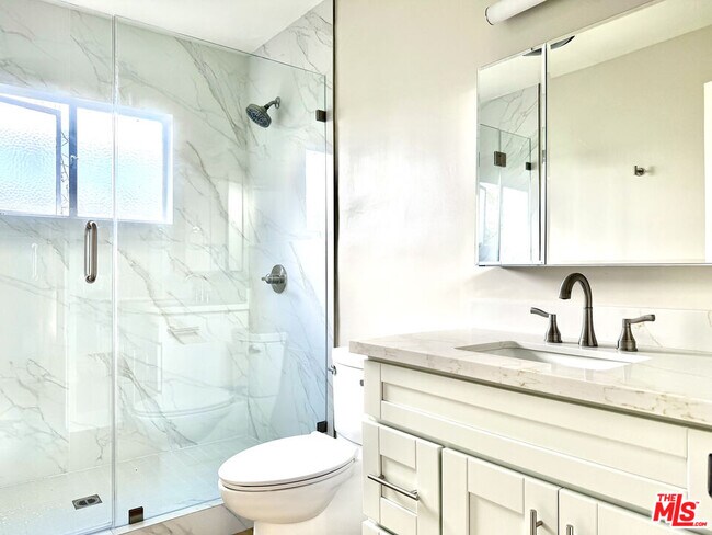 Building Photo - 925 S Holt Ave