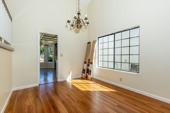 Building Photo - 4 bed/3 bath Single Family Home w/ large backyard!