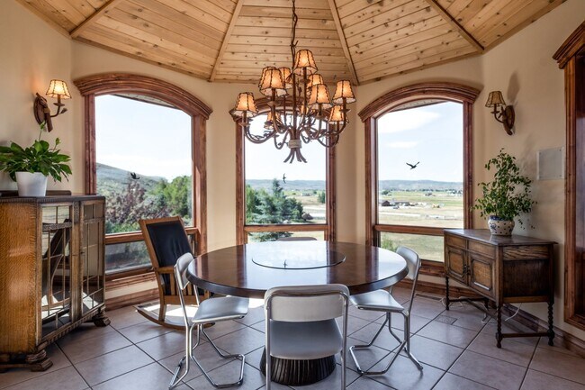 Building Photo - Private Hillside Ranch Home Available Wint...