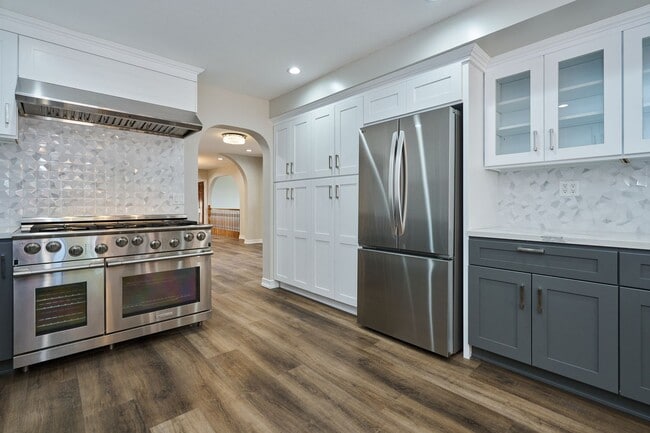 Building Photo - Aqua Vista - Entertainers Playhouse