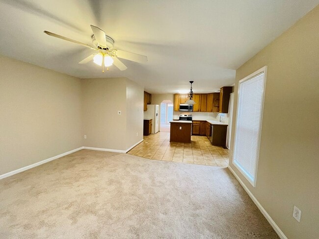 Building Photo - STAFFORD HOME - LARGE 5 BEDROOMS!