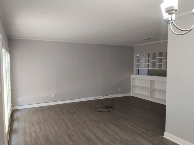 Building Photo - $500 OFF MOVE IN SPECIAL - HEART OF BROADMOOR HOME-3/1.5