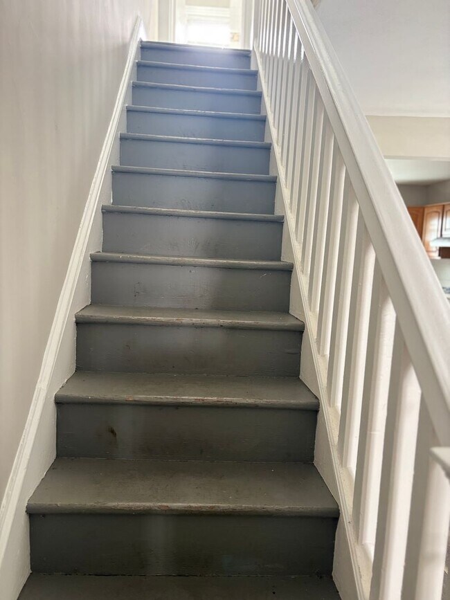 Building Photo - Charming 3-Bedroom Twin Home for Rent in L...