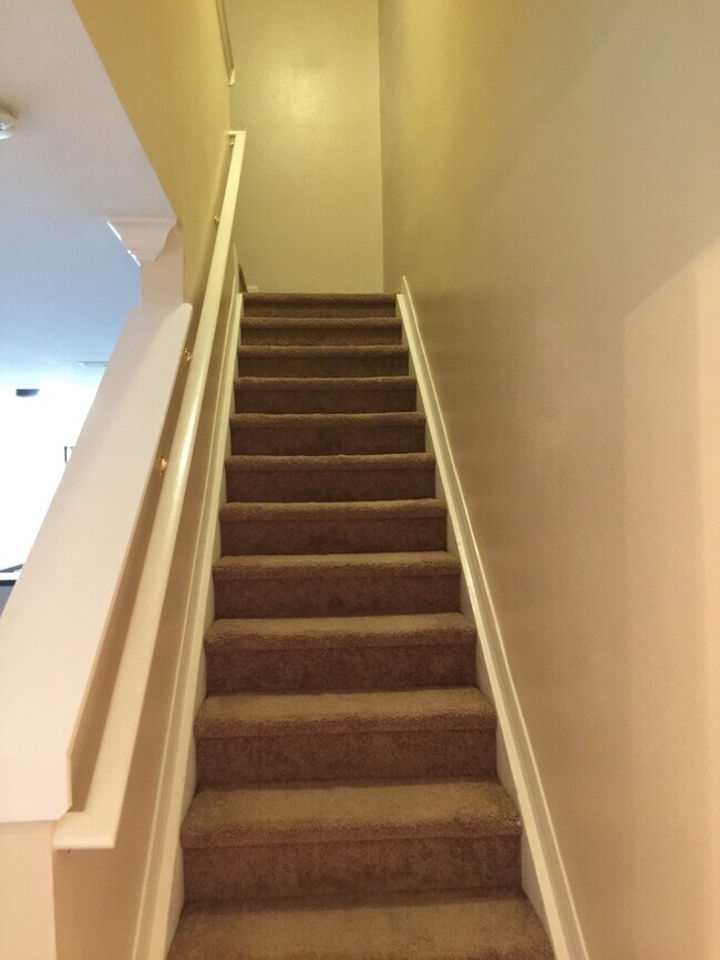 Building Photo - 3 bedroom townhouse in the desired Avalon Park