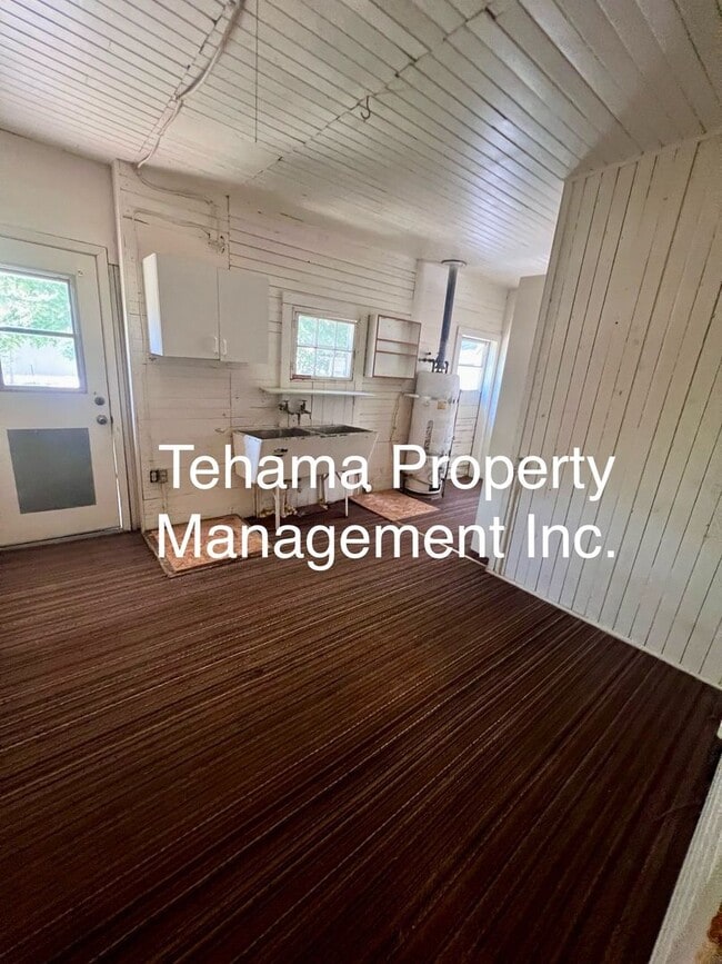 Building Photo - Victorian downtown location 3 bedroom 1 bath