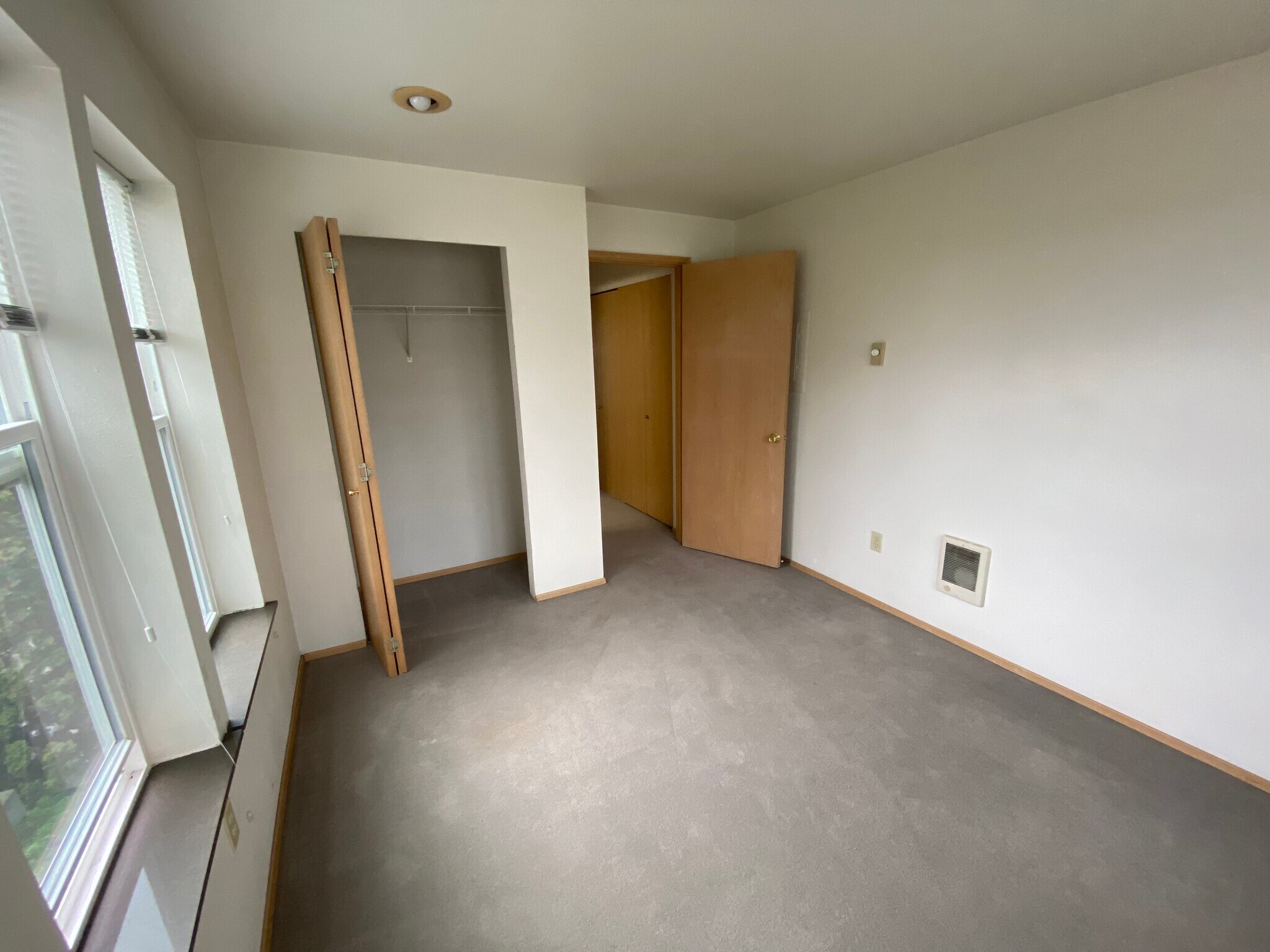 Building Photo - 132 24th Ave E