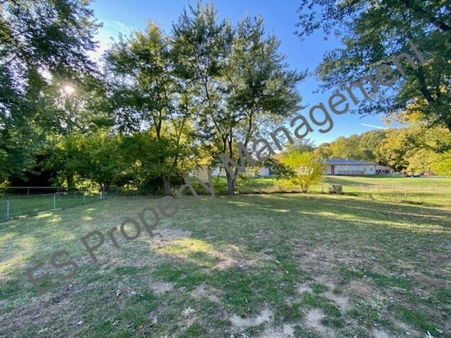 Building Photo - 3 Bedroom 1 Bathroom Ranch Style Home in Perry Township!
