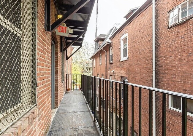 Building Photo - 2-Bed, 2-Bath Gem in Philadelphia's