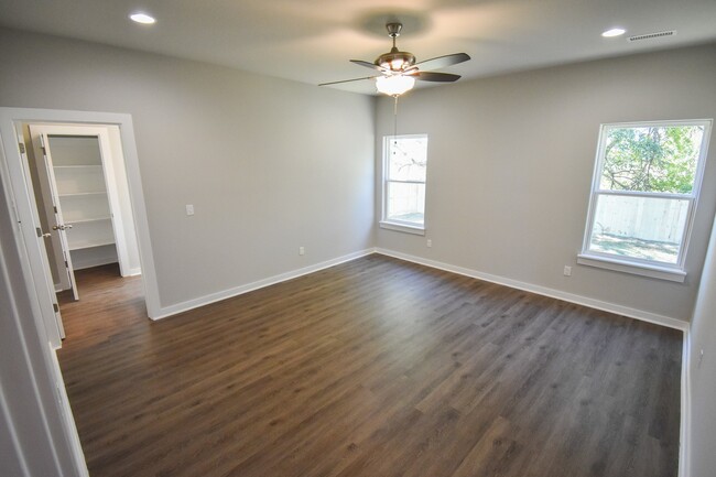 Building Photo - Gorgeous 4 Bedroom, 2 Bathroom Home in Far...