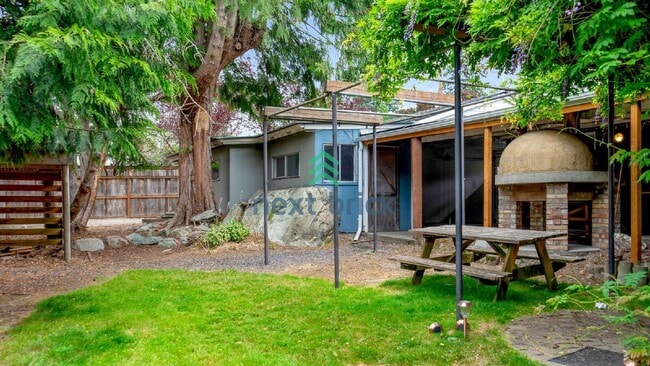 Building Photo - 3 Bed 2 Bath Single-family Home Available for Rent!