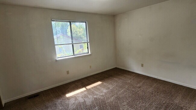 Building Photo - "Charming 2-Bedroom Retreat with modern co...