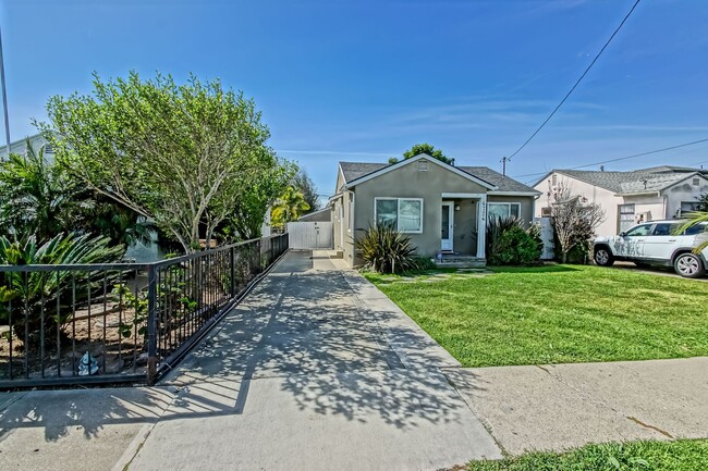 Building Photo - REMODELED, CHARMING & AIRY 3BR2BA HOME W/ OFFICE ON A LARGE LOT W/ NICELY LANDSCAPED FRONT YARD, ...
