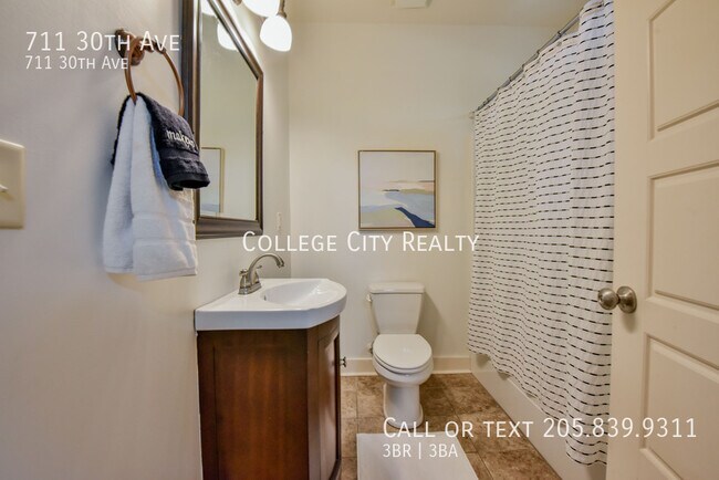 Building Photo - 711 30th Ave