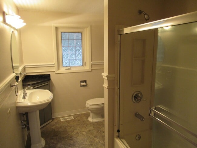 Building Photo - Four Bedroom Home in the Hills of South Salem