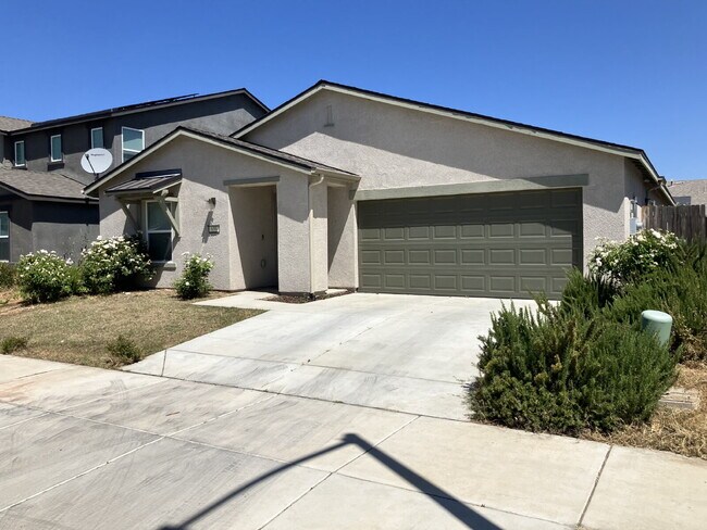 Building Photo - Spacious 4-Bedroom Home in Desirable North...