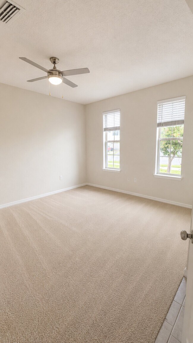 Building Photo - 2634 E Lake Pointe Dr