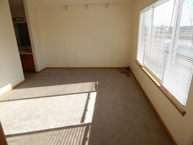 Building Photo - 2800 E Bridleway Ct