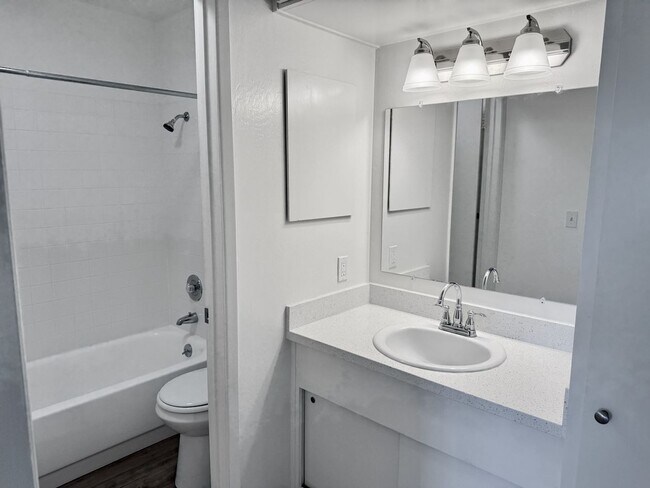 Building Photo - Full Size One Bedroom with Top Floor Privacy