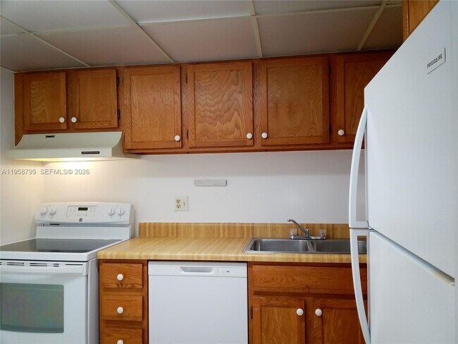 Building Photo - 3720 Inverrary Dr