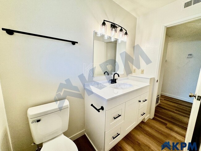 Building Photo - 8446 N El Dorado St