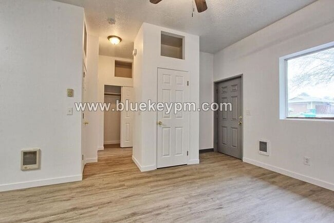 Building Photo - 1 Bed, 1 Bath Duplex Unit in Parkrose
