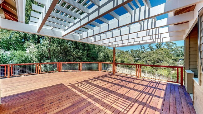 Building Photo - Gorgeous Home with private yards, large de...