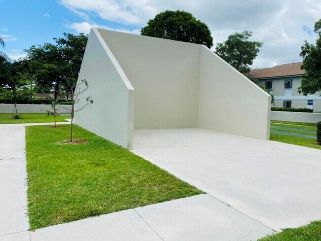 Building Photo - 606 Gardens Dr