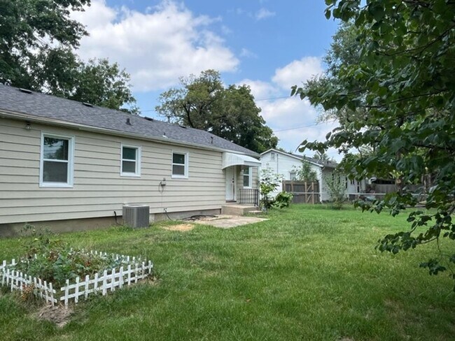 Building Photo - Super Cute 2 Bed 1 Bath House!