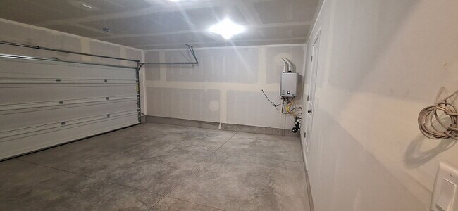 Building Photo - 3 Bedroom 2 Bathroom New build House