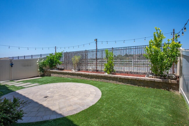 Building Photo - 27638 Sawtooth Ln