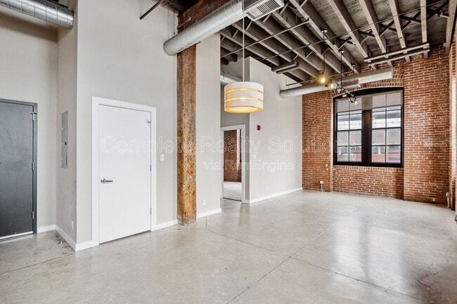 Building Photo - 614 S 7th St