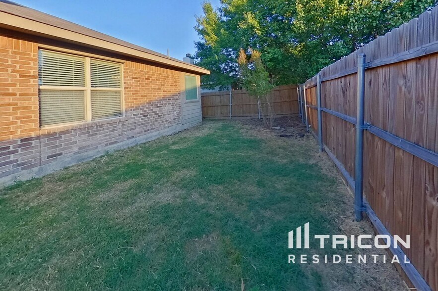 Building Photo - 3018 High Gate Dr