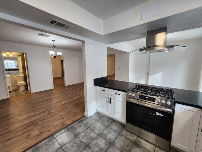 Building Photo - Renovated Beauty with a full-service Casita