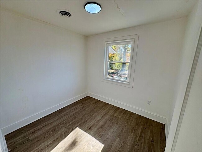 Building Photo - 889 W Main St