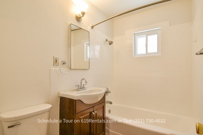 Building Photo - 3 Bedroom, 2 Bath House on Shared Lot