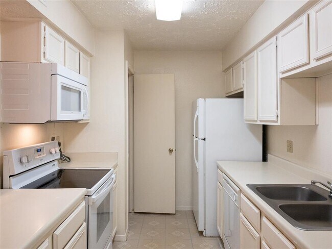 Building Photo - 10555 Turtlewood Ct