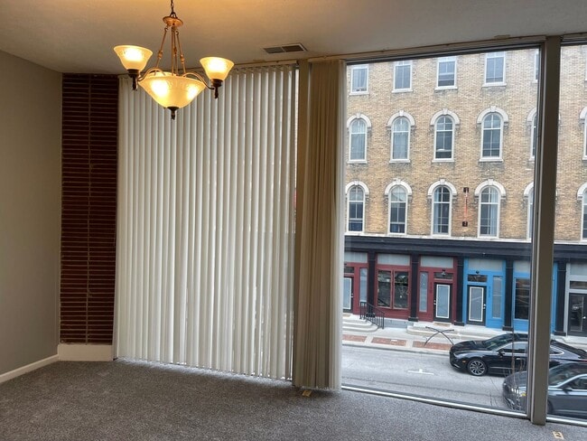 Building Photo - Large Downtown Condo