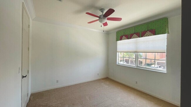 Building Photo - 9843 Vía Amati