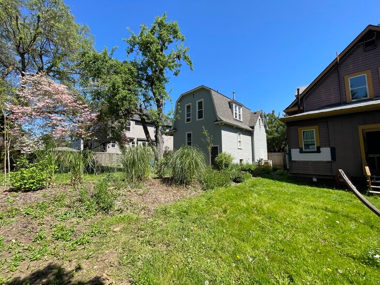 Double lot backyard - apple and plum trees - 3915 NE Rodney Ave