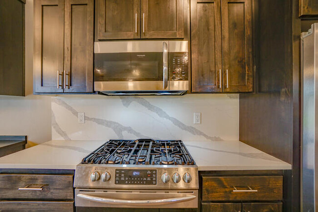 Building Photo - NEWER FOUR BEDROOM NEAR HAZEL DELL