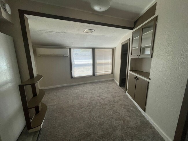 Building Photo - 2 Bed 1 Bath Cottage