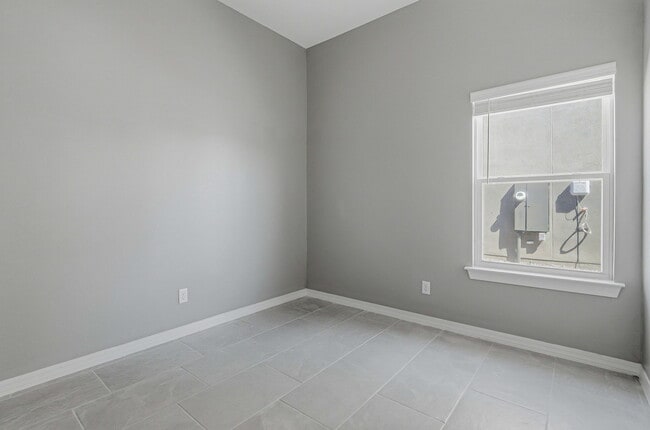 Building Photo - 941 Gulf Streams Ave