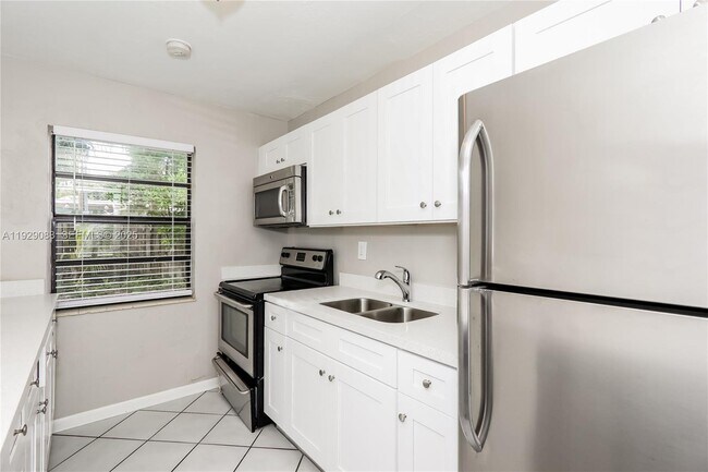 Building Photo - 1367 NE 27th St