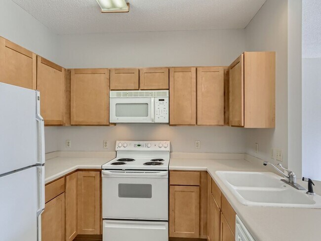 Building Photo - Stunning Woodbury Townhome -- NEW CARPET A...
