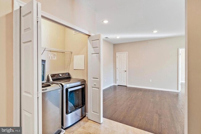 Building Photo - 944 Halifax Pl