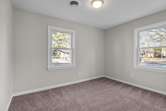 Building Photo - 620 Starling Way