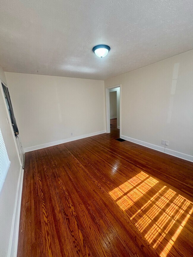 Building Photo - 1305 Larchmont Ave