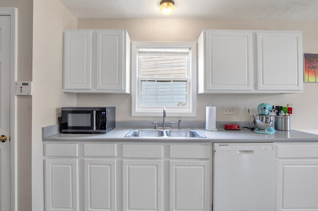 Building Photo - 703 Fairbluff Dr